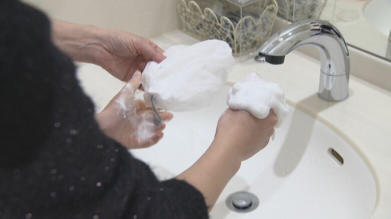 洗顔ネットで石鹸を泡立てる