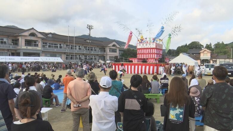 実行委員が手作りしたやぐらを囲む多くの住民
