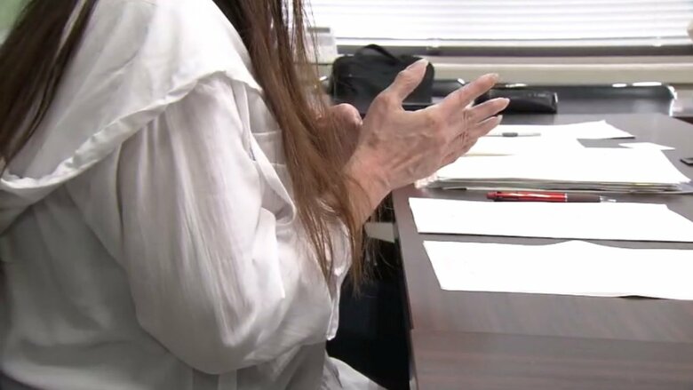 訴えを起こした女性の会見