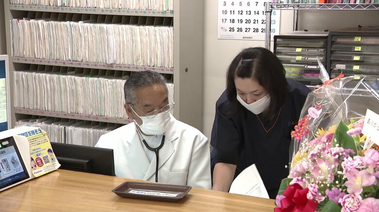 看護師と事務処理にあたる大窪医師