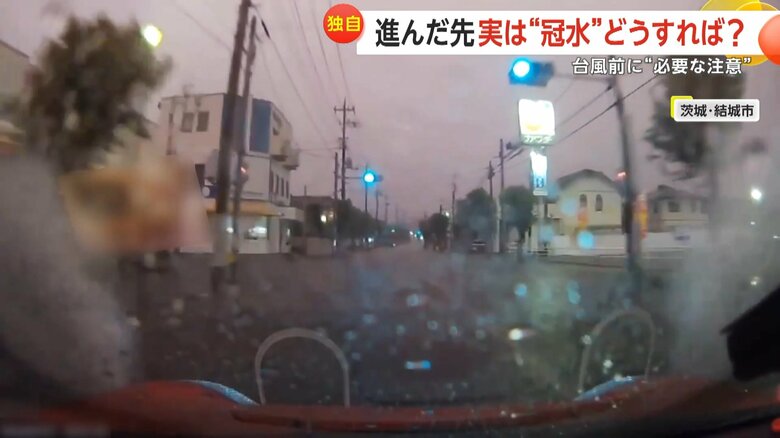 冠水する道路に突っ込み、大量の水が車に襲いかかる一部始終③