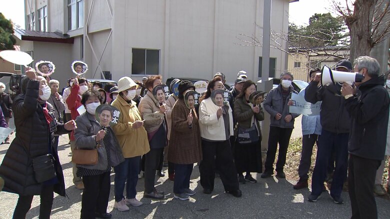 手作りのうちわを手に集まった鈴木氏の支持者