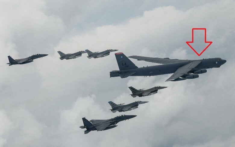 米韓共同訓練に参加した米空軍B-52H戦略爆撃機（赤矢印）（2023年7月13日・提供：韓国軍）