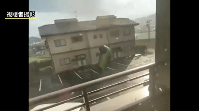 2022年5月26日撮影　福島県　突風に飛ばされる車
