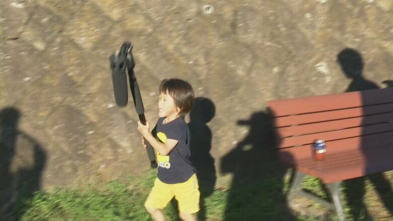 5歳　取材班の音声機材で遊ぶ竜佑ちゃん（2024年9月20日　10月1日で6歳）