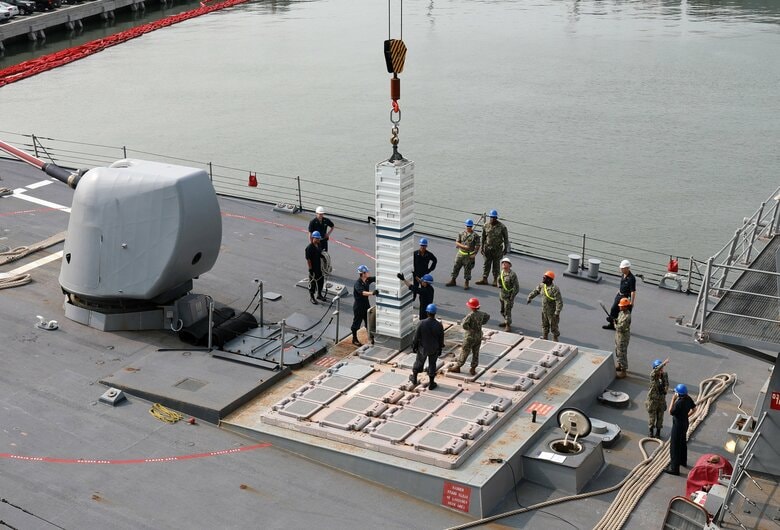 アメリカ海軍イージス駆逐艦のミサイル垂直発射装置。同じ大きさ、形の蓋が並んでいる