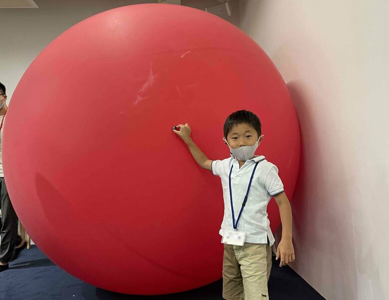 手に持った“地球”のビー玉と“太陽”の風船を比較！