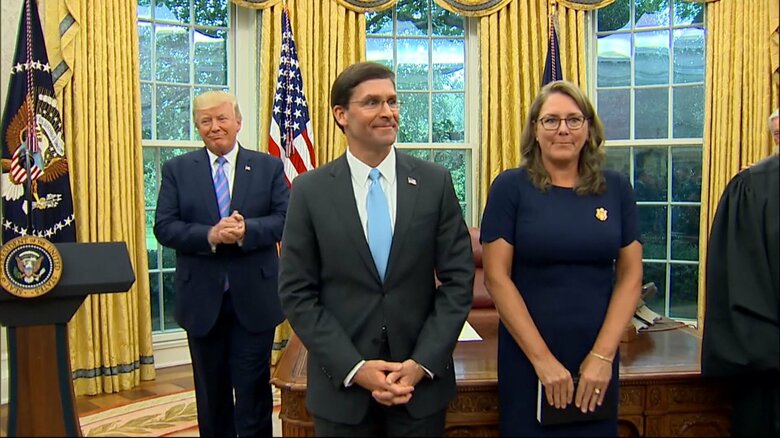 2019年7月に国防長官に就任し、2020年11月に解任されたエスパー氏（中央）