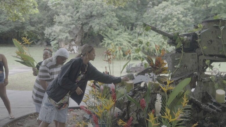 現地の住民らが戦車を花で飾る様子（提供：dream photo inc.）