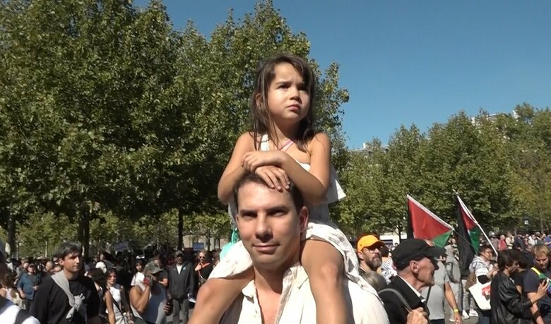 デモに参加する親子（18日）