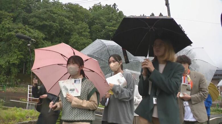 小岩内地区を訪れた生徒たち