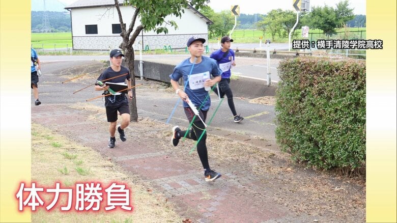 受信機を手に広い会場で送信機を探し出すARDF競技は体力勝負