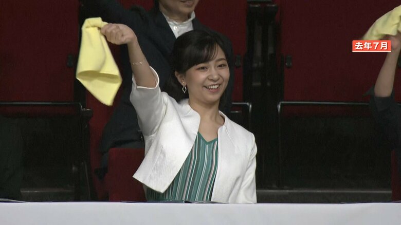 去年7月　タオルを振られる佳子さま