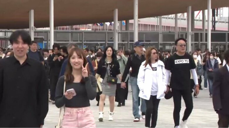 多くの来場者がいる万博会場 4月28日