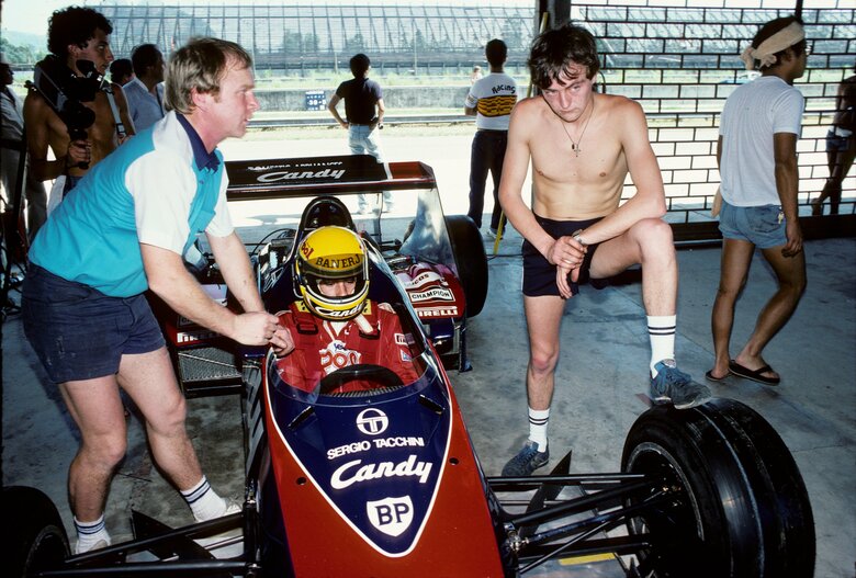 1984年 F1へステップアップ 右の鉢巻男性が津川氏