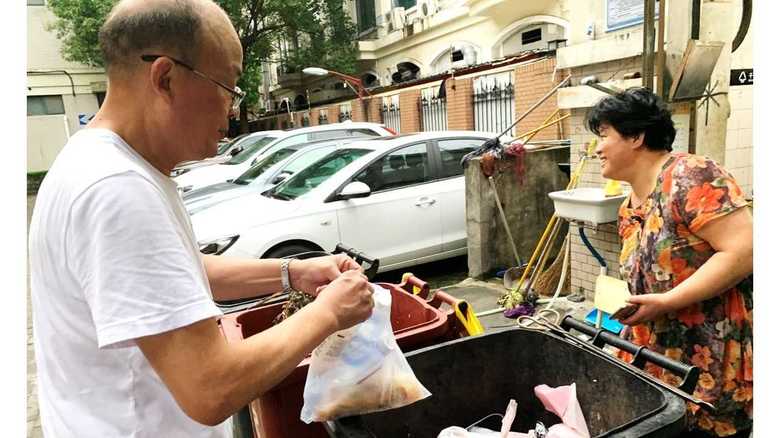 【中国トンデモ事件簿】上海の新ルールで“ゴミ分別大国”に? 注意され管理人の首絞めるトラブルも