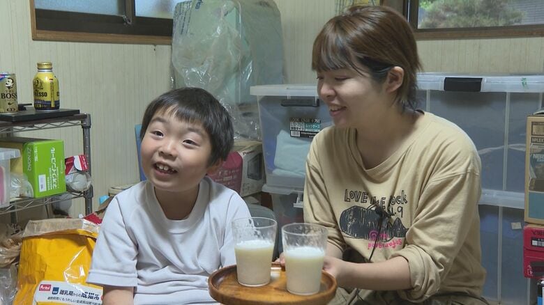 長男の渓くん（8）と母親の鮎美さん