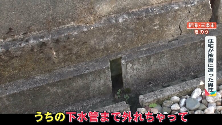 下水管も外れて、大きな隙間が