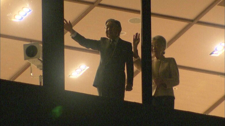 宿泊先から提灯奉迎に手を振って応えられる両陛下