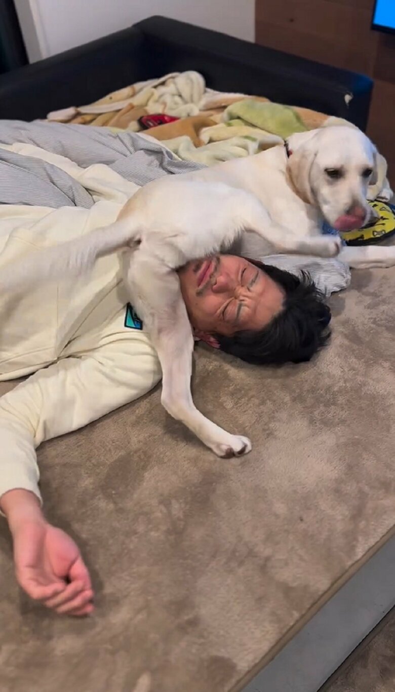 片方の後ろ足を上げて…