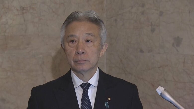 会見で関係を否定する盛山文科相（13日）