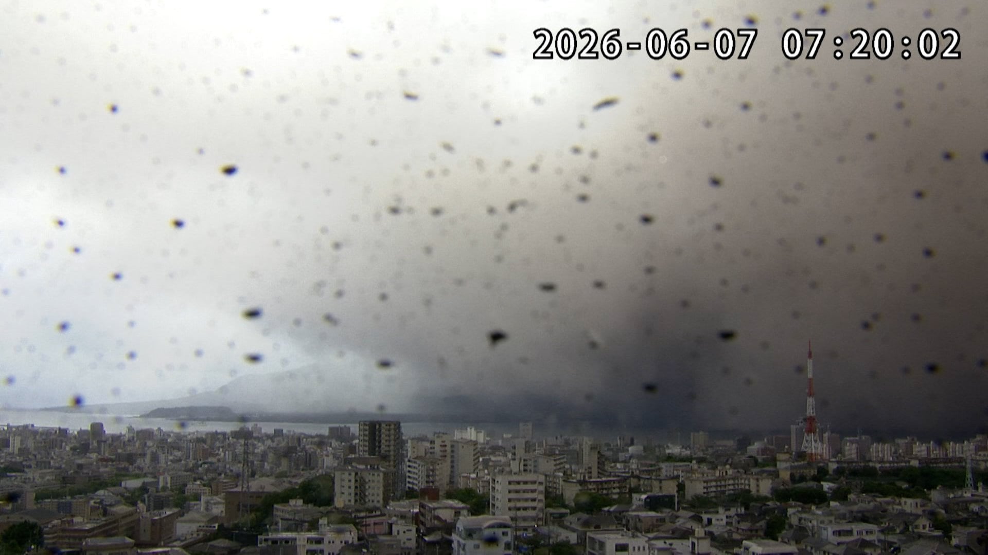 桜島が連続噴火、火山灰で鹿児島市内が灰色に　噴煙が火口から高さ1300メートル上がる