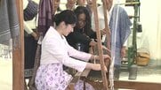 愛子さま「楽しい、日が暮れちゃう」初の機織りで笑顔　現地紙の一面には民族衣装姿の愛子さまの写真が　ラオス公式訪問最終日