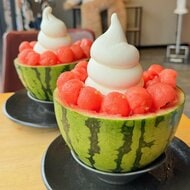 桃はまるごと2玉・スイカは半玉を使用…一年中かき氷が楽しめる西尾で話題のフルーツたっぷりカフェ 