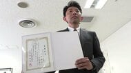 【16年ぶり市長交代】5期目目指した現職破り初当選の上野庸介氏に当選証書「地域経済、暮らし、人、行政組織の4つの柱を回転させてマチづくり進める」任期は21日から〈北海道帯広市〉