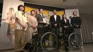 どんな人にも楽しい観劇を…企業が劇場に車いす2台を寄贈　秋田・仙北市