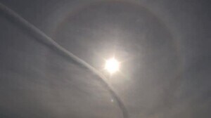 24日の山陰地方は「小春日和」に 松江市ではハロと飛行機雲が秋空彩る(島根県・鳥取県)