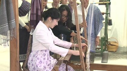 愛子さま「楽しい、日が暮れちゃう」初の機織りで笑顔　現地紙の一面には民族衣装姿の愛子さまの写真が　ラオス公式訪問最終日