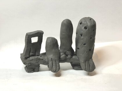  小2男児が作った「家族」がテーマの粘土作品が独特のセンス…彫刻家の父譲り? 細かい意図にも感服