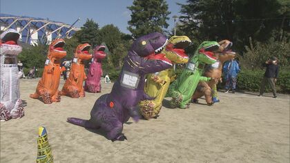 “ティラノ宣誓”で開幕…『ティラノサウルスレース』7歳から66歳まで38体が集結 準備体操をして全力疾走