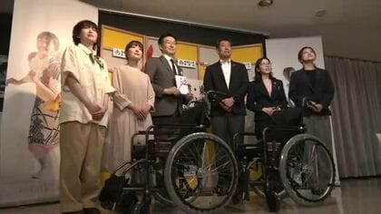 どんな人にも楽しい観劇を…企業が劇場に車いす2台を寄贈　秋田・仙北市
