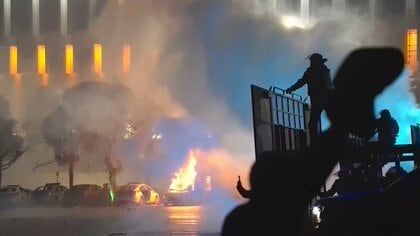 カザフスタン 車の燃料値下げ求め…市民が暴徒化 警察と衝突