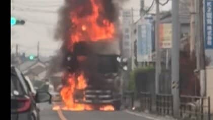 住宅街でトラック炎上　「エンジン付近から焦げ臭いにおい」運転手が気づいた異変　火の手が建物に迫る　埼玉・深谷市