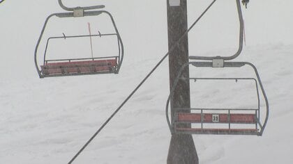 牛岳温泉スキー場でリフトが緊急停止　リフト止めたまま200人を1人ずつ救助　再開するとワイヤー破損の恐れ　富山