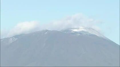 岩手山の山頂付近に雪　基準となる1cm以上の積雪に至らず　初冠雪の発表は持ち越し