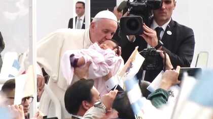 信仰の垣根を越えて共感した平和への思い　カメラマンが見たローマ教皇フランシスコ同行記