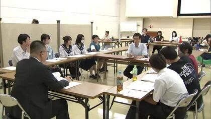 中学生が模擬裁判に挑戦　検察側と弁護側に分かれて演じる　シナリオなしで証人尋問に臨む　秋田市