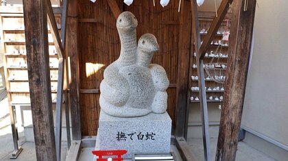 撫で白蛇(編集部撮影)