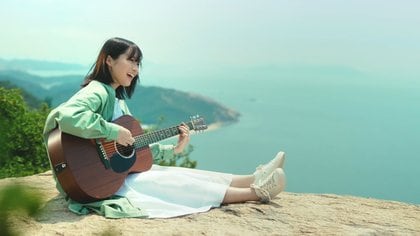 乃木坂46・掛橋沙耶香の“歌声に誘われた”猫とニッコリ 地元・岡山の