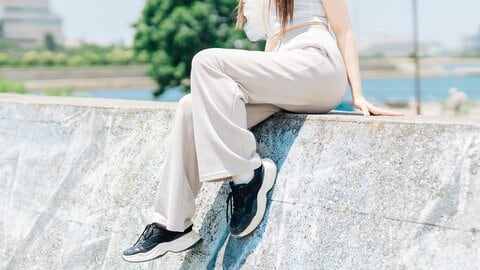 ストレッチパンツの寿命は約3年！洗い方次第で短くなることも…長く愛用するための注意点と“ぽっこり膝”の直し方