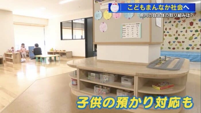ボルダリング(右奥)がある三原市の児童館「ラフラフ」