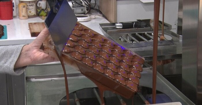 店内では毎日チョコレートを手作りしている