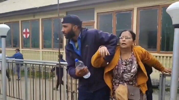 テロ現場から救出される被害者(インド ジャム・カシミール州)
