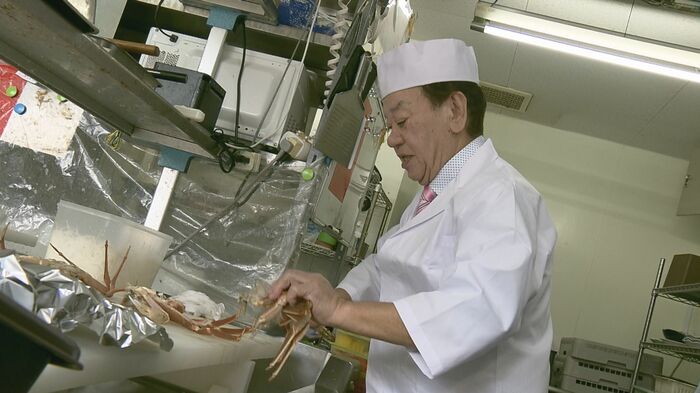 カニを調理する永瀬会長