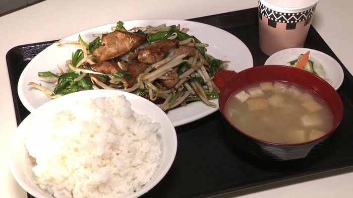 レバニラや金太郎【金・土曜に出店】の「レバニラ定食」1000円（税込み）