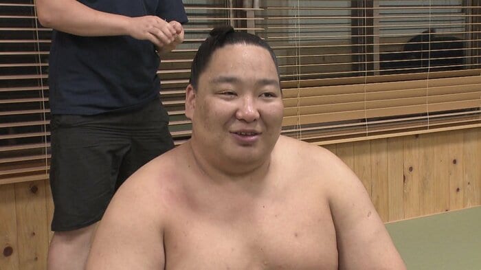 特別に出羽ノ龍の髷を結う
